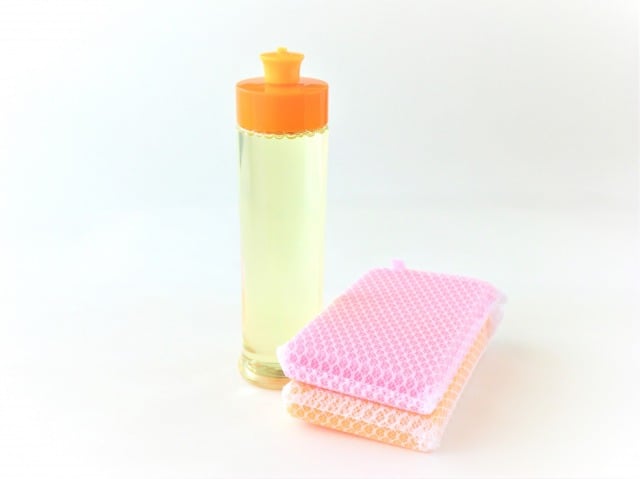 プラスチックのシールのベタベタを取る方法：中性洗剤