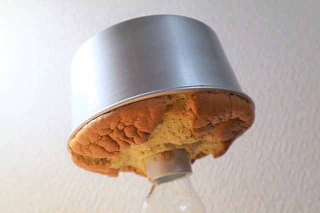 シフォンケーキは逆さまにする